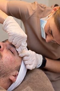 Huidtherapeut Donna voert acne behandeling uit bij Dermatique Badhoevedorp