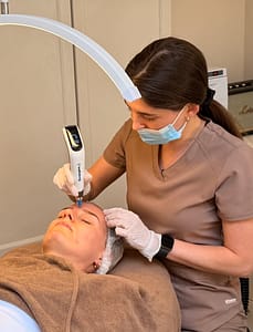 Microneedling behandeling huidveroudering Dermapen 4 Dermatique Badhoevedorp