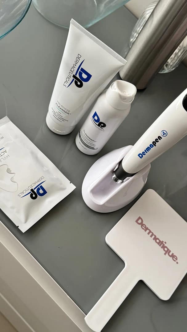 Dermapen 4 met DP Dermaceuticals-producten in de behandelkamer van Dermatique