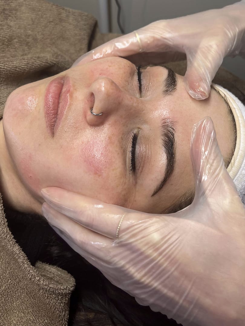 Huidtherapeut Donna Bos geeft een facial bij Dermatique in Badhoevedorp