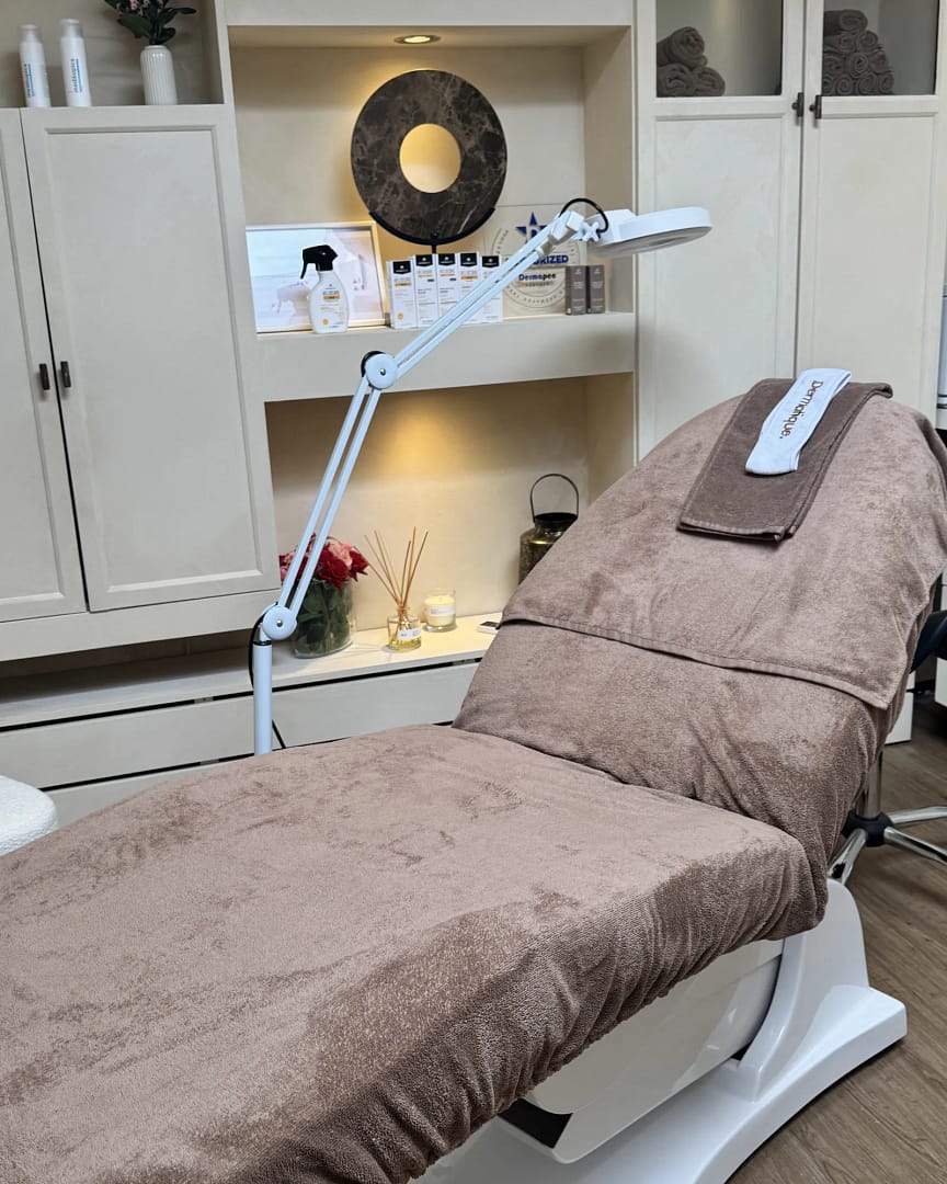 Behandelkamer van Dermatique Huidtherapie in Badhoevedorp met behandelstoel en loeplamp